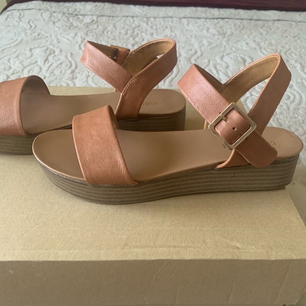 Cushionaire sandals size 7.5